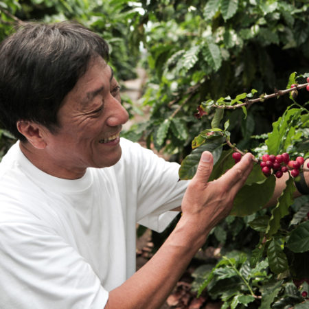 珈琲を手に取る佐藤良一社長